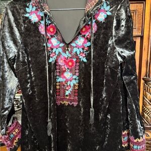 ANDREE BY UNIT Black Velvet Tunic with  Embroidery small nwot brown